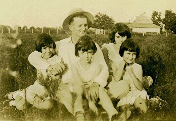 Carl Wear with nieces Geraldine Wear, Laverne, Almita and Anita