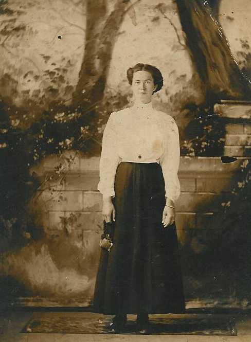  Minnie Wherry, daughter of Thomas C. Wherry, sister to Rosa Ingram. She married John Ederington, no children